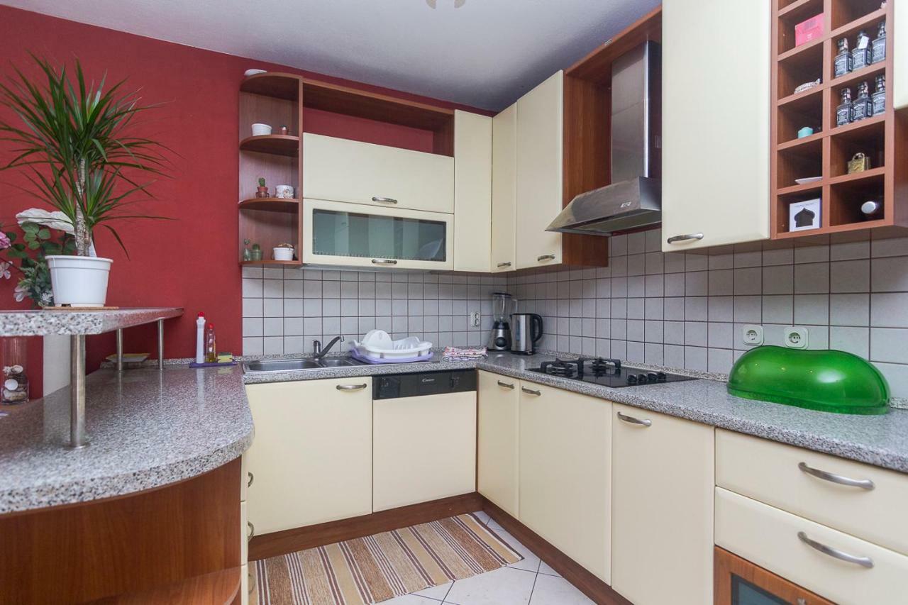 Apartment And Room Hoselito Макарска Екстериор снимка